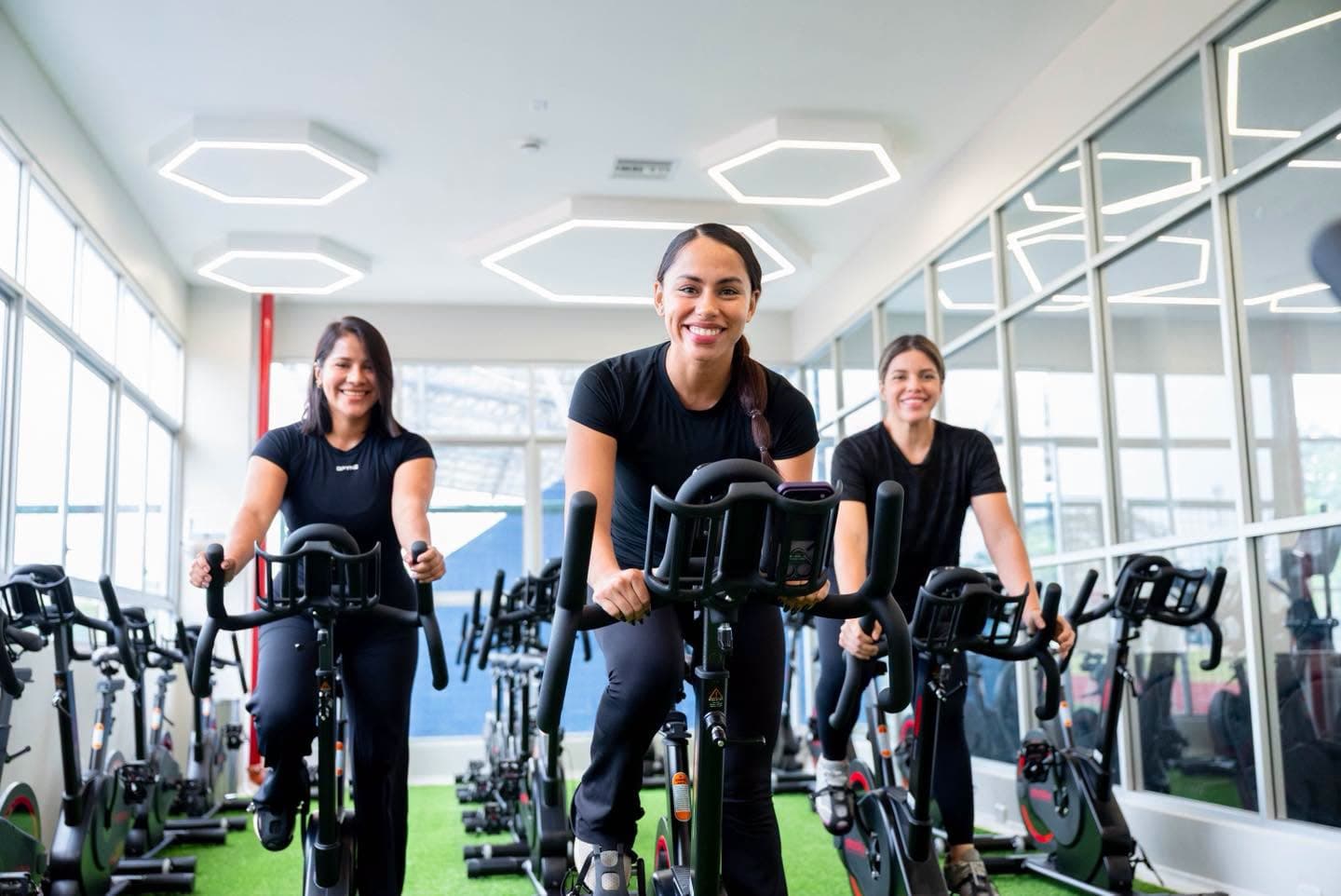 Personas entrenando en las bicicletas de spinning del gimnasio de la UNEMI